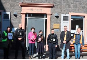 von links nach rechts:  Annette Nordberg (SEB), Andreas G. (Stadtpolizei Hanau), Romina Meixner, Emilia Santo (beides Schülerinnen Klasse 6a), Katrin K. (Stadtpolizei Hanau), (Walter Siebenhüner (Straßenverkehrsbehörde Hanau), Ulrike Schöttelndreier (SEB) 